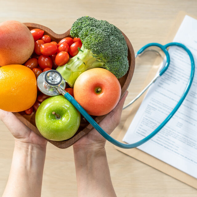 Ein Teller mit Obst, Gemüse und einem Stethoskop